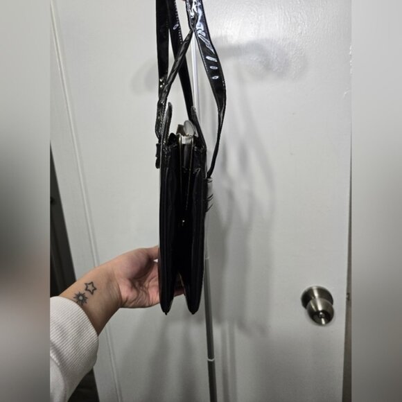 Black Patent Leather Handbag with Gold Chain Detail – Chic and Versatile - Picture 9 of 9